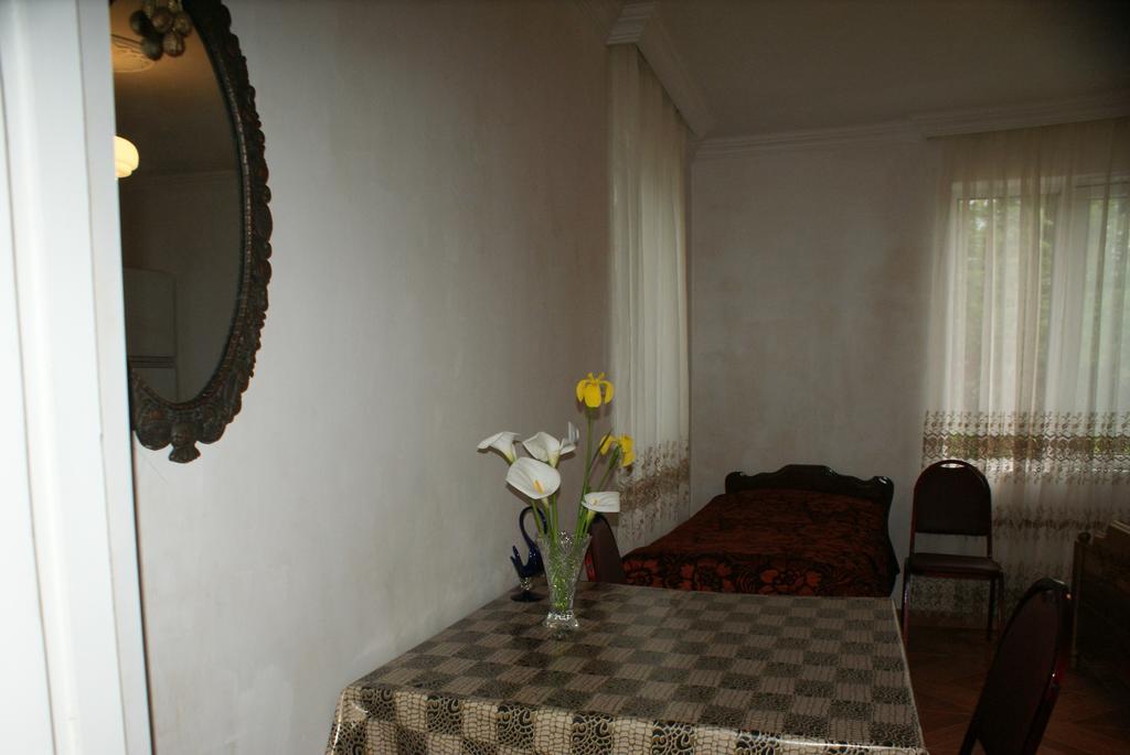 Merabi And Neli Guest House Makhinjauri Exteriör bild