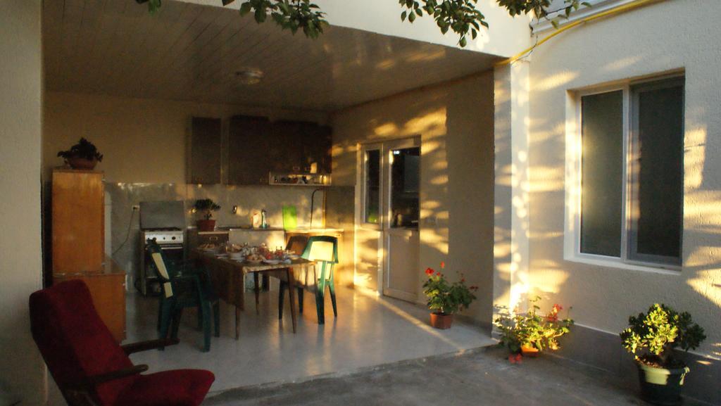 Merabi And Neli Guest House Makhinjauri Exteriör bild