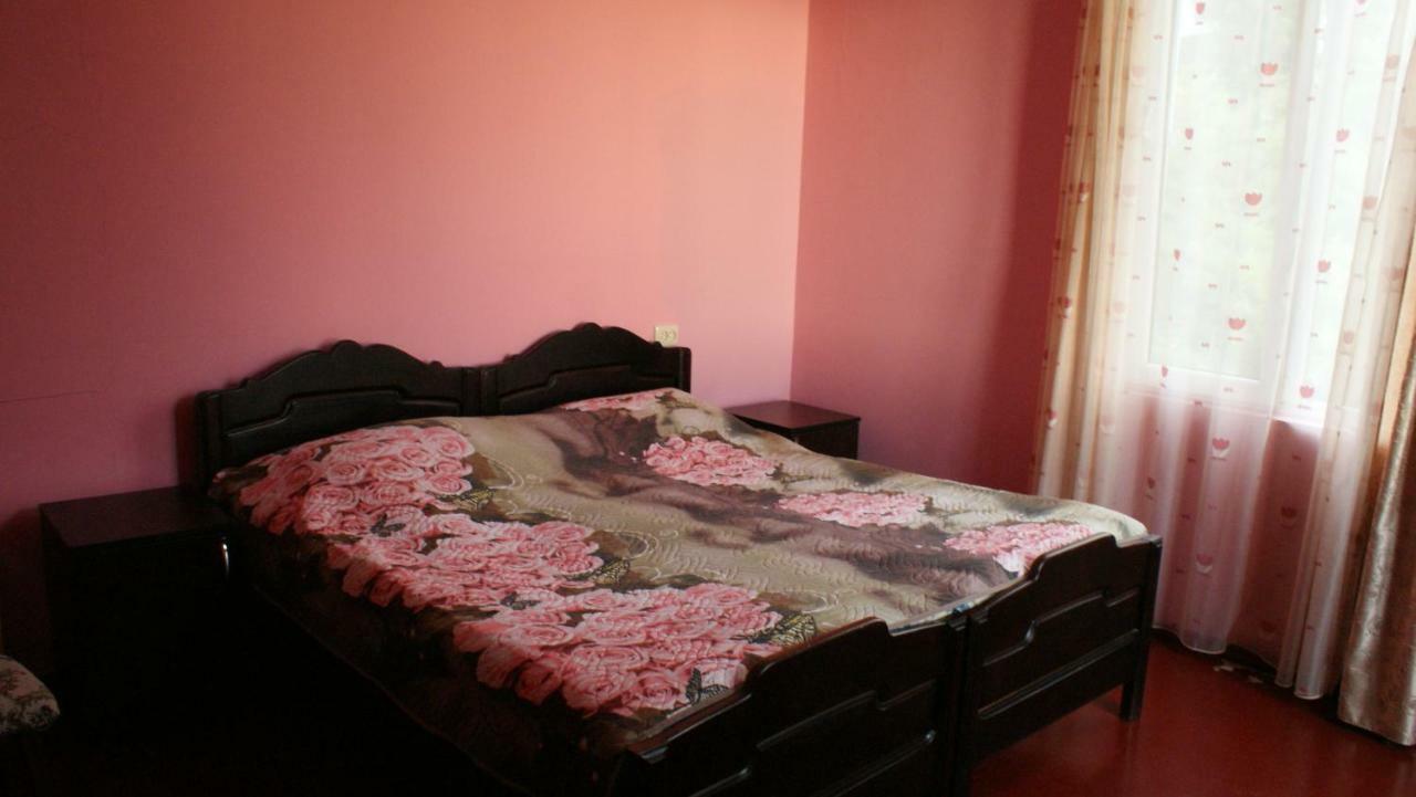 Merabi And Neli Guest House Makhinjauri Exteriör bild